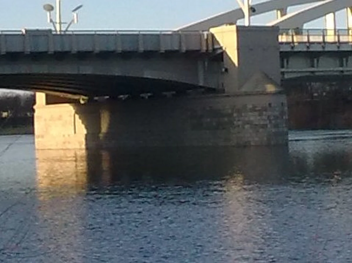 Warta w Poznaniu osiągnęła poziom pięciu metrów i o pół metra znów przekroczyła stan alarmowy. Wysoki poziom wody utrzymuje się od listopada. Poznaniacy z niepokojem, a jednocześnie zachwytem, spoglądają na wodę z Mostu Świętego Rocha.