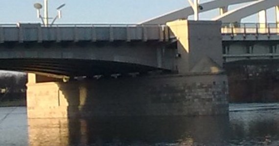 Warta w Poznaniu osiągnęła poziom pięciu metrów i o pół metra znów przekroczyła stan alarmowy. Wysoki poziom wody utrzymuje się od listopada. Poznaniacy z niepokojem, a jednocześnie zachwytem, spoglądają na wodę z Mostu Świętego Rocha.