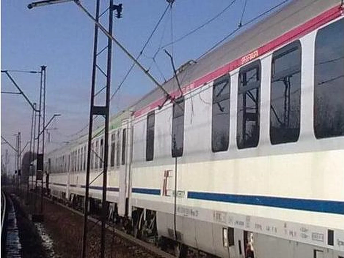 Między Białogardem a Podborskiem pociąg relacji Leszno - Kołobrzeg wjechał w obniżoną sieć i uszkodził pantograf. Ruch na tej linii jest na razie wstrzymany.