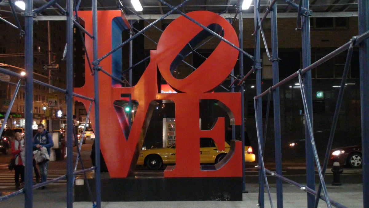Słynny napis LOVE na Manhattanie przeżywa dziś prawdziwe oblężenie. Mimo że nieco przysłonięty przez rusztowania, które ustawiono tuż obok remontowanego drapacza chmur, tysiące turystów chcą zrobić sobie zdjęcie na skrzyżowaniu 55. ulicy i 6. alei.