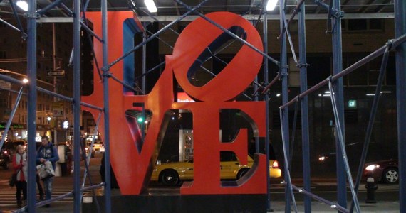Słynny napis LOVE na Manhattanie przeżywa dziś prawdziwe oblężenie. Mimo że nieco przysłonięty przez rusztowania, które ustawiono tuż obok remontowanego drapacza chmur, tysiące turystów chcą zrobić sobie zdjęcie na skrzyżowaniu 55. ulicy i 6. alei.