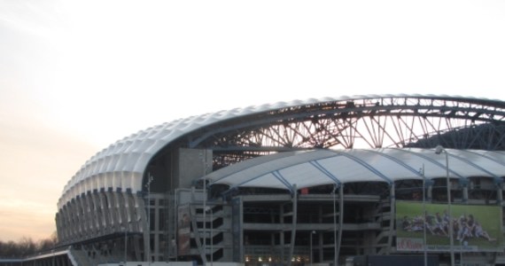 Wymagania UEFA co do szerokości wyjść ewakuacyjnych na stadionie w Poznaniu sprzeczne z polskimi normami budowlanymi - alarmują przedstawiciele poznańskiej spółki EURO 2012. W środę w tej sprawie spotkają się z ministrem sportu Adamem Gierszem oraz wiceministrem w MSWiA Adamem Rapackim.