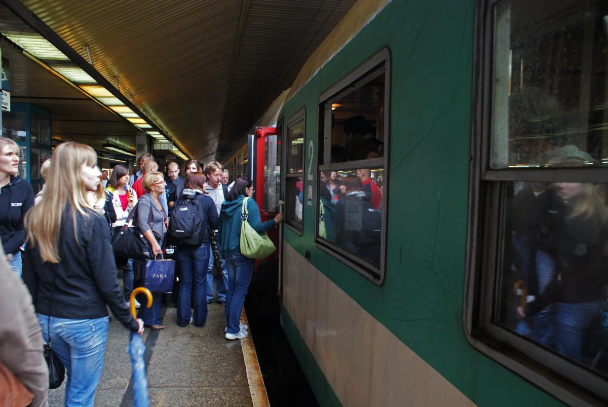 W weekend frekwencja w pociągach TLK jadących w góry nawet dwukrotnie przewyższała liczbę miejsc siedzących - ustalił Urząd Transportu Kolejowego. UTK kontrolował pociągi na dworcach w Warszawie, Radomiu, Szczecinie i Wrocławiu. Sprawdzono 156 pociągów.