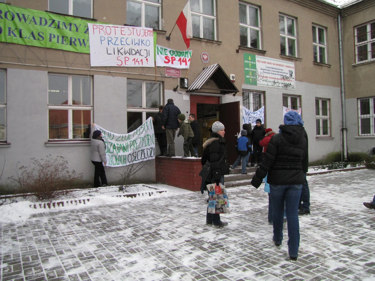 Około 100 osób pikietowało przed Szkołą Podstawową numer 141 Łodzi. To mieszkańcy Olechowa i Janowa, którzy bronią placówki, wskazanej do likwidacji przez władze miasta. Mała, bezpieczna szkoła, ma być wchłonięta przez inną placówkę.