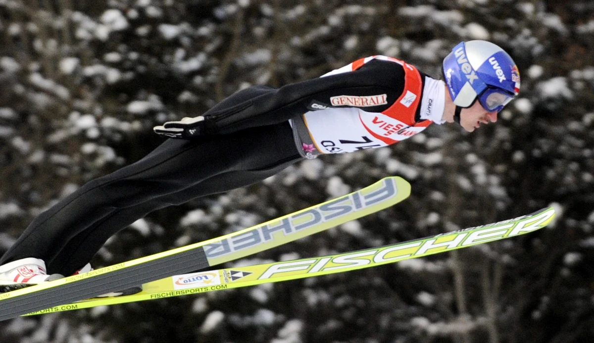 Adam Małysz skokiem na odległość 103,5 m wygrał trzecią serię treningową przed sobotnim konkursem narciarskich mistrzostw świata w Oslo na obiekcie K-95. Polak najlepszy był także w pierwszej serii. Druga padła łupem Fina Mattiego Hautamaekiego.