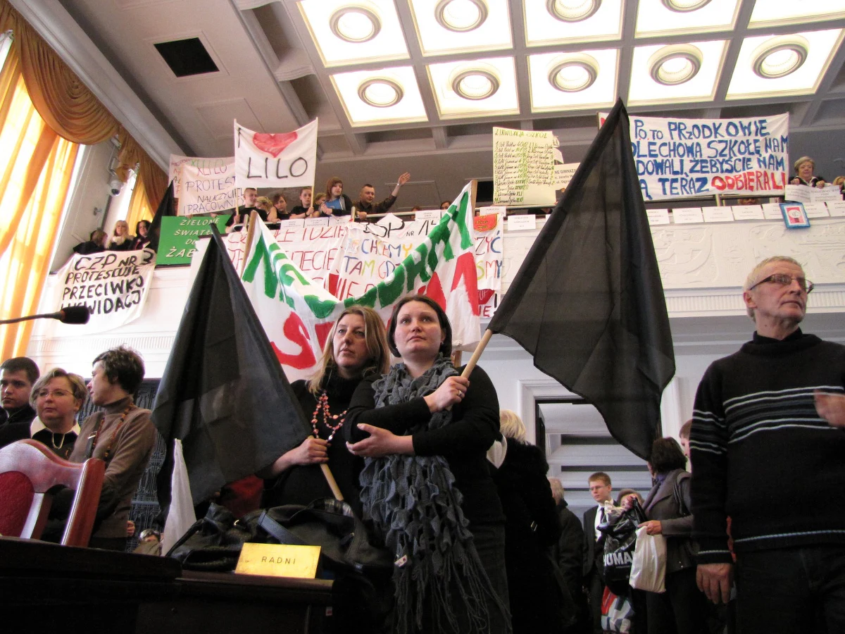 Radni Łodzi przyjęli uchwały likwidujące prawie 20 szkół w mieście. Podjęli taką decyzję mimo głośnych protestów rodziców, uczniów i nauczycieli. Uchwały poparli radni PO; przeciw byli radni SLD. Część PiS-u głosowała "za", kilka osób przeciw.