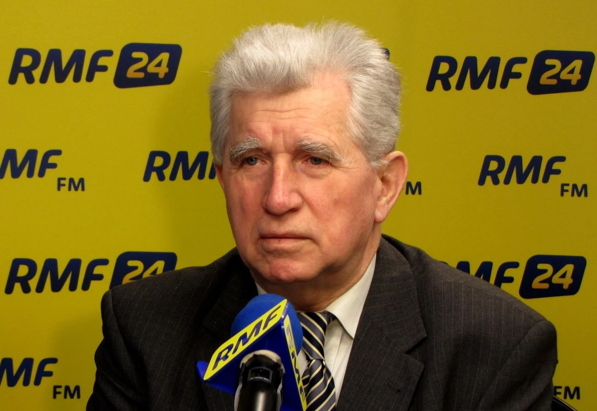 "W tej chwili władza Muammara Kadafiego ogranicza się już tylko do Trypolisu i okolic"- mówi w Kontrwywiadzie RMF FM Jan Natkański były ambasador w krajach arabskich. "Patrząc na przywódcę Libii widzę starego, oszalałego człowieka i jego ciągłe dążenie do sławy" - dodaje.