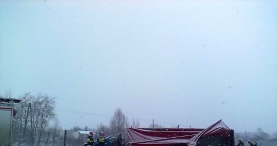 Udało się odblokować jeden pas ruchu na obwodnicy Krakowa w stronę Katowic. Rano doszło tam do wypadku ciężarówki wiozącej złom. Jej kierowca zginął. Utrudnienia w okolicach węzła Tynieckiego potrwają do popołudnia. Strażacy muszą uprzątnąć pobocze i wyciągnąć TIR-a z rowu. Zdjęcia z miejsca wypadku otrzymaliśmy na Gorącą Linię RMF FM.