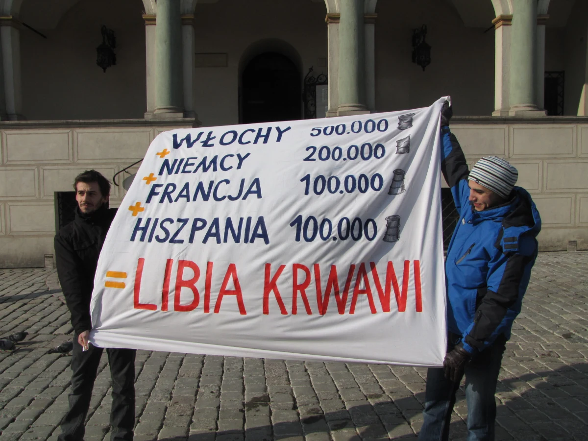 "Precz z dyktaturą", "Wolność dla Libii", "Stop dyktaturze Kadafiego" - krzyczeli Libijczycy na Starym Rynku w Poznaniu. Studenci, lekarze i inżynierowie z Libii, Syrii i Jemenu rozdawali ulotki ze zdjęciem dziecka zabitego na Placu Zielonym w Trypolisie. W Poznaniu mieszka kilkanaście osób pochodzących z Libii.