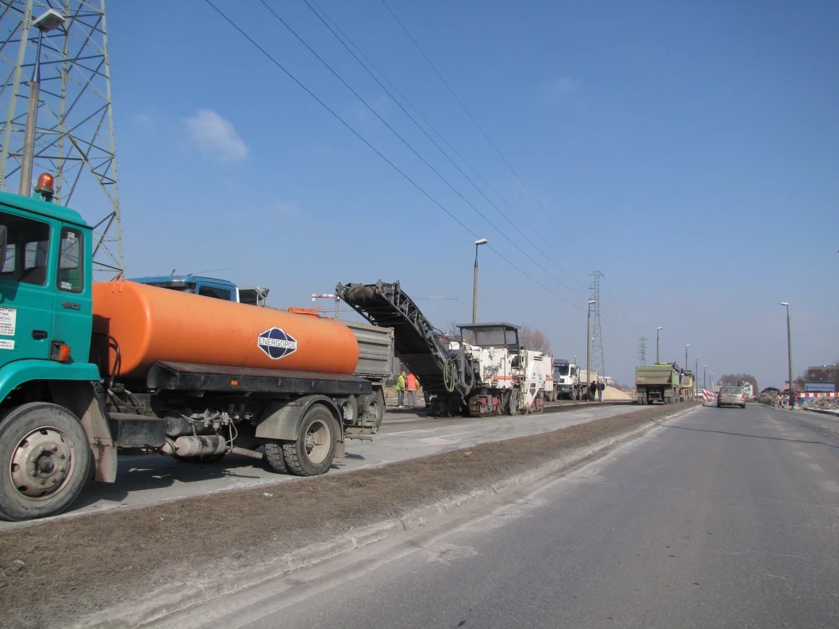 Jeśli tylko możecie, omijajcie szerokim łukiem osiedle Ruczaj w Krakowie. Właśnie ruszyła tam długo oczekiwana budowa linii tramwajowej. Jednak zanim pojadą pierwsze wagony, kilkanaście miesięcy przyjdzie spędzić mieszkańcom tego osiedla w korkach.