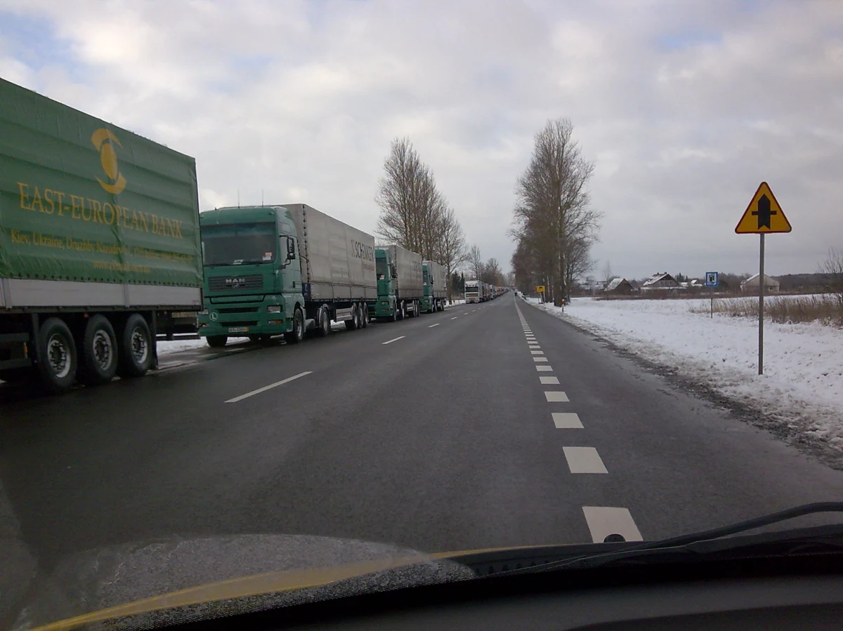 Tylko przez 9 godzin na dobę kierowcy ciężarówek będą mogli jeździć po Wrocławiu. Ograniczenia, które mają rozładować korki w mieście, wchodzą w życie w najbliższy poniedziałek.