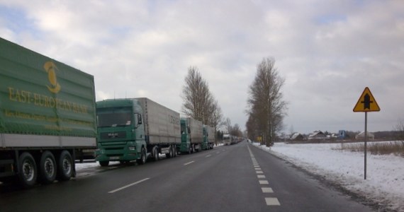 Tylko przez 9 godzin na dobę kierowcy ciężarówek będą mogli jeździć po Wrocławiu. Ograniczenia, które mają rozładować korki w mieście, wchodzą w życie w najbliższy poniedziałek.