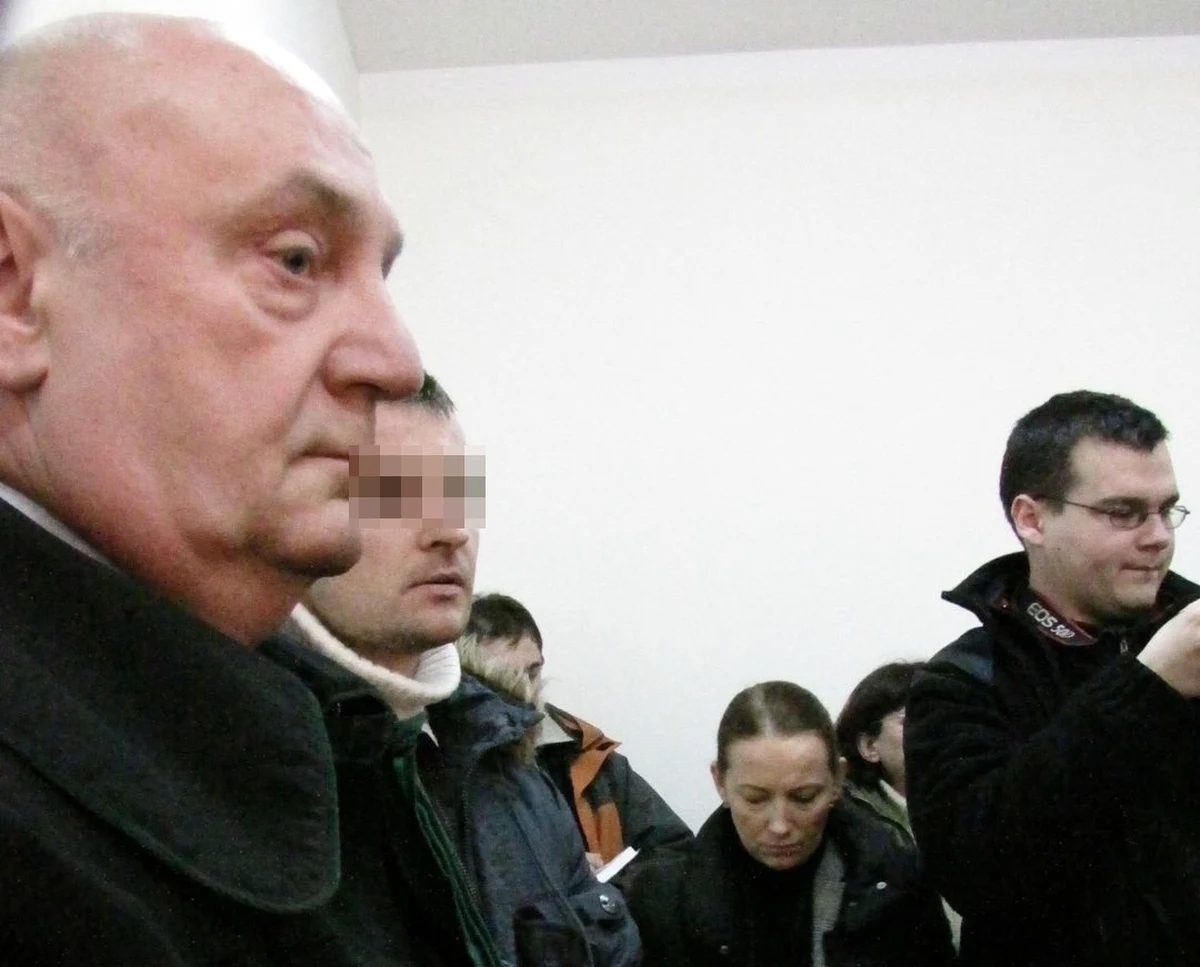 Sąd w Legnicy skazał mężczyznę , który brutalnie pobił chłopca. Wyrok to półtora roku więzienia w zawieszeniu na 3 lata i 6 tysięcy złotych grzywny. Marek Ł. skopał siedmiolatka, kiedy malec rzucił piłkę pod jego samochód. Dziecko jest do tej pory rehabilitowane po ciężkim złamaniu nogi.