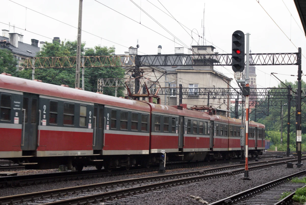 Kolejne obietnice składane przez Przewozy Regionalne zostają bez pokrycia. Pod koniec ubiegłego roku spółka zapewniała, że 1 marca na śląskie tory wrócą 54 zawieszone połączenia. Pociągi wróciły, ale nie kilkadziesiąt, a zaledwie 7. Przewozy Regionalne tłumaczą, że to nie ich wina, a zakładów naprawczych, które nie zwróciły im pociągów na czas.