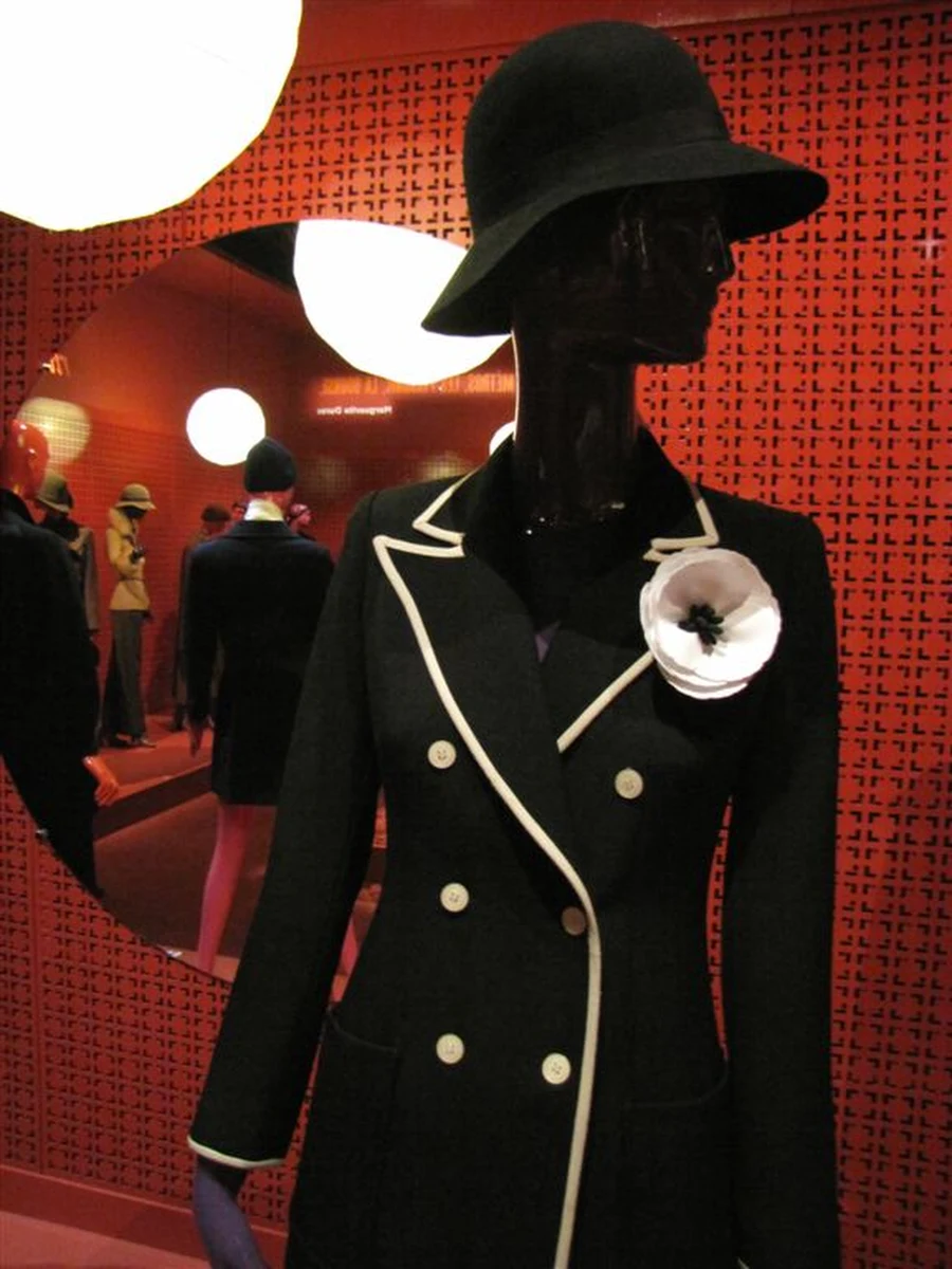 Czy nad paryskimi arbitrami elegancji ciąży klątwa? - zastanawiają się francuscy komentatorzy omawiając upadek Johna Galliano. Kreator stanie przed sądem za antysemickie wypowiedzi. Z tego powodu stracił już pracę. Teraz przebywa na leczeniu odwykowym. Problemy z alkoholem i narkotykami miał również Yves Saint-Laurent, którego wielka retrospektywa rusza jutro w Paryżu.