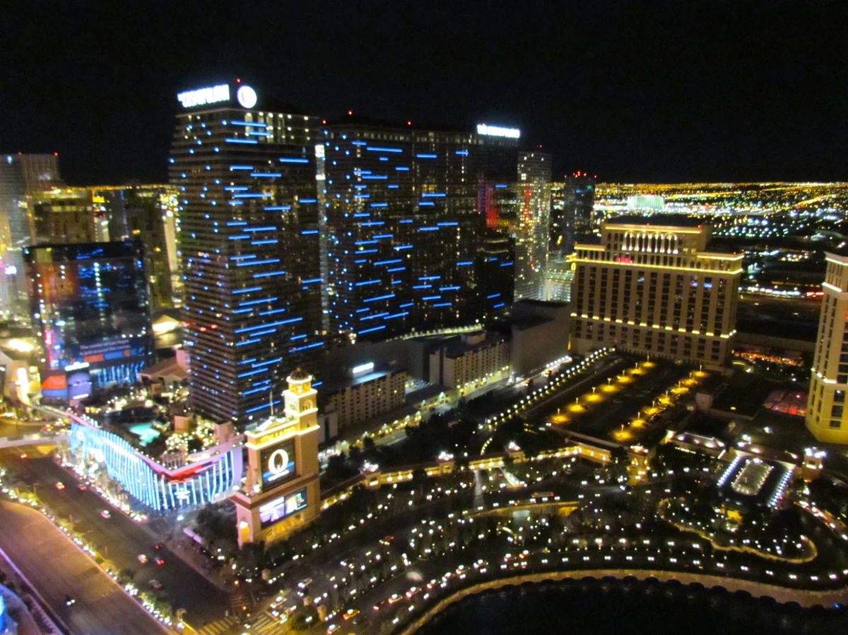 Tysiące kolorowych neonów, tańczące fontanny, wodospady, ekskluzywne hotele i zabawa przez całą noc - to właśnie Las Vegas, czyli jedno z ulubionych miejsc szaleństw Amerykanów. Z aparatem odwiedził je również korespondent RMF FM Paweł Żuchowski.