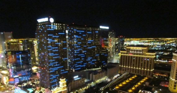 Tysiące kolorowych neonów, tańczące fontanny, wodospady, ekskluzywne hotele i zabawa przez całą noc - to właśnie Las Vegas, czyli jedno z ulubionych miejsc szaleństw Amerykanów. Z aparatem odwiedził je również korespondent RMF FM Paweł Żuchowski.