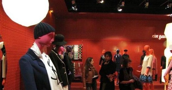"Papież mody" - tak nazywany jest we Francji nie żyjący już, sławny projektant Yves Saint-Laurent. Jego najbardziej pożądane kreacje są pokazywane na głośnej wystawie, zorganizowanej przez noszącą jego imię fundację.
