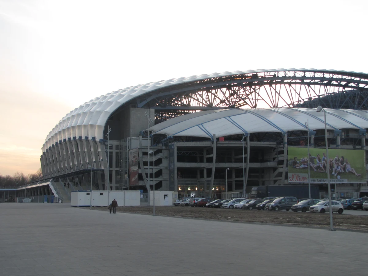 Wzrosła cena ubezpieczenia stadionu miejskiego w Poznaniu po niepochlebnych opiniach o jego budowie - dowiedział się reporter RMF FM. Zarządzające stadionem Poznańskie Ośrodki Sportu i Rekreacji miały problem ze znalezieniem ubezpieczyciela.