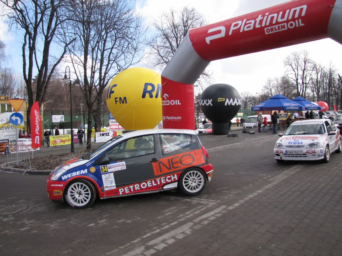 33 załogi wystartowały w piątym memoriale Janusza Kuliga i Mariana Bublewicza w Małopolsce. Kierowcy wyruszyli  z Wieliczki. Trasa rajdu liczy dwa i pół kilometra. Ma kilka bardzo ostrych zakrętów i jedną pętlę. Rajdowcy na trasie pojawią się dwukrotnie.