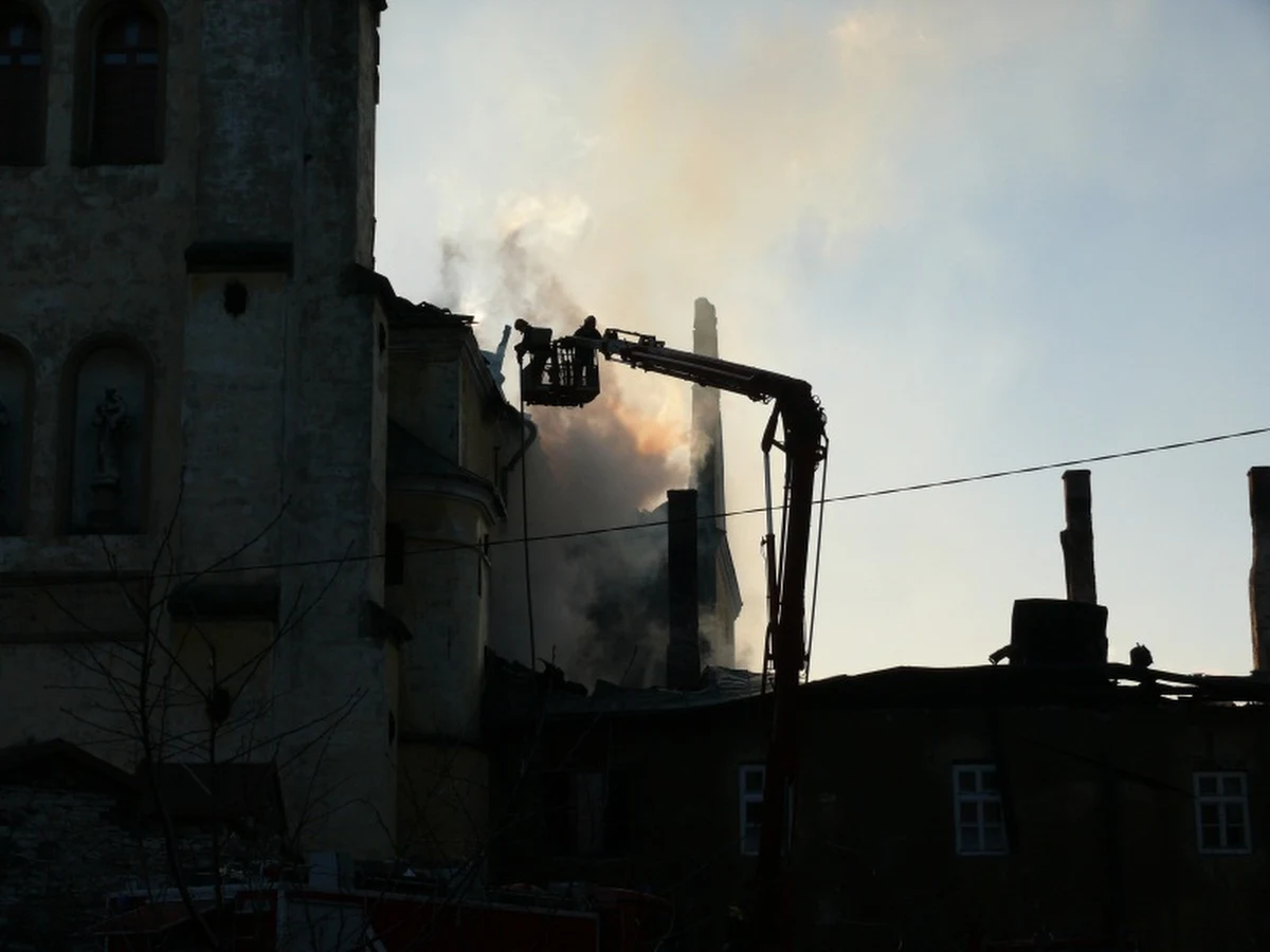 Wszczęto śledztwo w sprawie pożaru zabytkowego klasztoru ojców Bernardynów w Alwerni w Małopolsce. W nocy z niedzieli na poniedziałek doszczętnie spłonął dach na całym obiekcie, zalane są pomieszczenia klasztorne. Straty mogą sięgać wielu milionów złotych. Na miejscu pogorzeliska pracują policyjni eksperci.