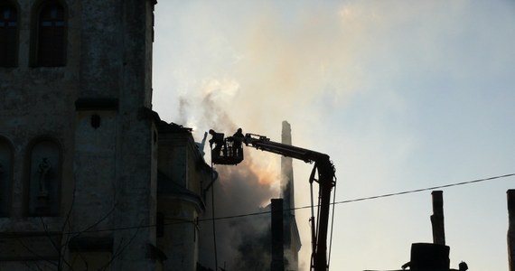 Wszczęto śledztwo w sprawie pożaru zabytkowego klasztoru ojców Bernardynów w Alwerni w Małopolsce. W nocy z niedzieli na poniedziałek doszczętnie spłonął dach na całym obiekcie, zalane są pomieszczenia klasztorne. Straty mogą sięgać wielu milionów złotych. Na miejscu pogorzeliska pracują policyjni eksperci.