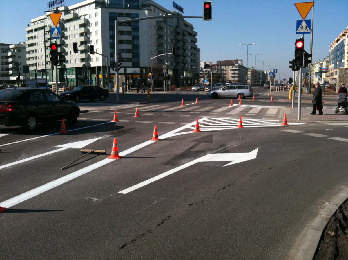 Dosłownie kilka godzin po materiale reportera RMF FM o fatalnym oznakowaniu jednego ze skrzyżowań na warszawskim Ursynowie na skrzyżowaniu Alei Komisji Edukacji Narodowej i Wąwozowej na miejscu pojawili się robotnicy. Teraz kierowcy jadąc na wprost nie trafiają już na chodnik.