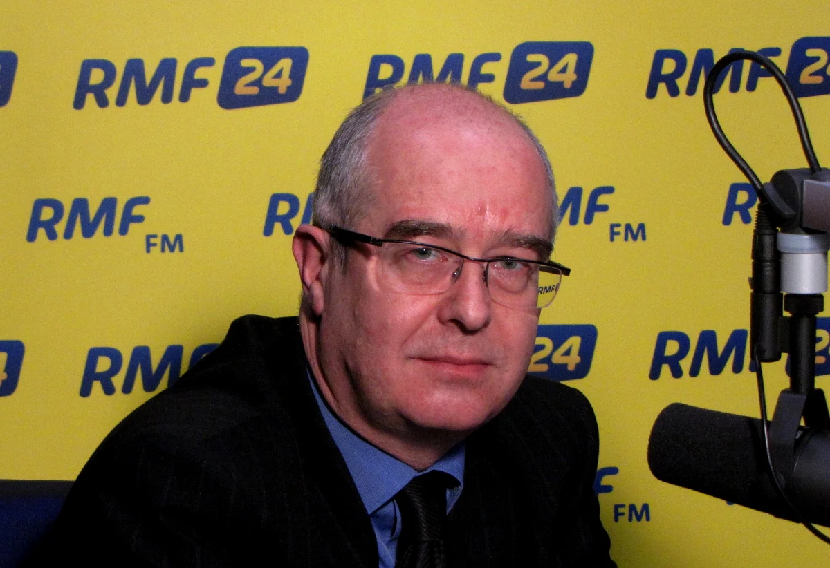 "Prokuratura nie ma dowodów wywierania nacisku na pilotów Tu-154. Film z lotniska jest przedmiotem analiz. Do wczoraj nie natrafiono na obraz zawierający kadr z rozmową gen. Błasika z kpt. Protasiukiem. Z informacji przedstawionych przez świadka, generał chciał porozmawiać z pilotem. Nie wiemy jednak, czy do rozmowy doszło" - powiedział gość Kontrwywiadu RMF FM Andrzej Seremet.