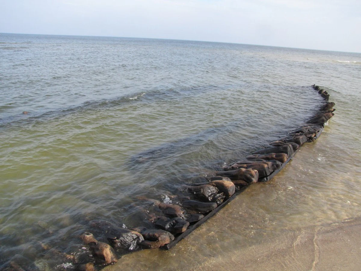 Zimowe sztormy na Bałtyku odsłoniły pamiątkę sprzed wieków. Na plaży w Międzywodziu spod fal wystają szczątki kadłuba. Odkrył je przypadkowo  podczas spaceru jeden z mieszkańców i powiadomił archeologów. Na podstawie znalezionych monet stwierdzono, że może to być wrak XVII-wiecznego okrętu.