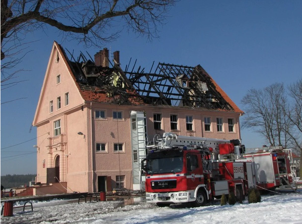 Władze Wielbarka na Mazurach proszą rząd o pomoc w odbudowie spalonego gimnazjum. W tej sprawie wysłały już wniosek do Ministerstwa Spraw Wewnętrznych, kolejny trafi do Ministerstwa Edukacji. Zabytkowy budynek gimnazjum im. Jana Pawła II w spłonął na początku marca.