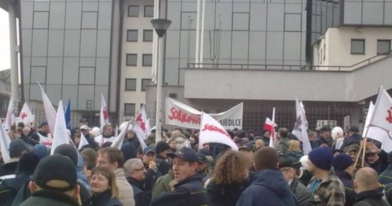 W Warszawie trwa protest związków zawodowych Poczty Polskiej. Kilkuset manifestantów maszeruje trasą sprzed Torwaru, ulicami Piękną i Alejami Ujazdowskimi przed Kancelarię Premiera. Możliwe są utrudnienia w ruchu.