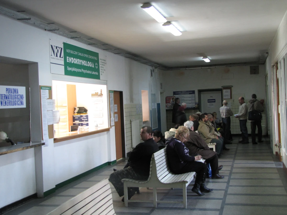 Powiat poznański zlikwiduje przychodnię specjalistyczną przy ul. Słowackiego w centrum miasta, bo potrzebuje budynku na biura. Urzędnicy tłumaczą, że wynajęcie biurowca byłoby drogie, a pacjenci mogą szukać pomocy w innych poradniach.
