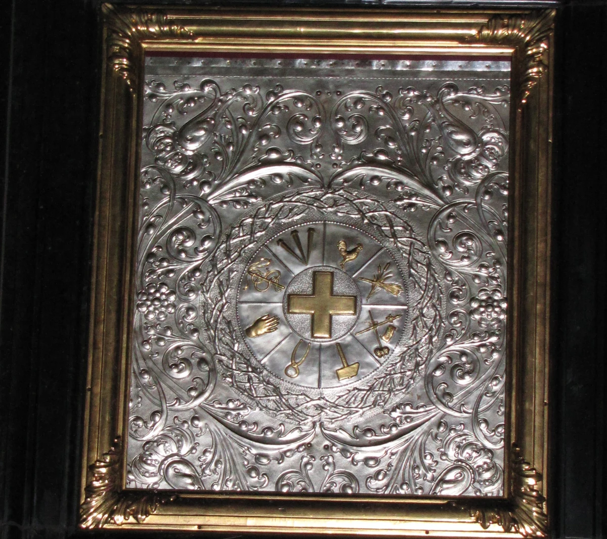 Bezcenny obraz "Ecce Homo" nie ucierpiał w pożarze zabytkowego klasztoru w małopolskiej Alwerni. Dzisiaj po raz pierwszy udało się podnieść specjalną srebrną zasłonę, która chroniła dzieło przed wodą i ogniem. "Dokonaliśmy otwarcia obrazu, bo w końcu mamy prąd. Obraz jest bezpieczny i na pewno tutaj zostanie" - powiedział gwardian klasztoru Bartłomiej Mazurkiewicz.