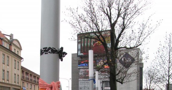 Z okazji zbliżającej się wiosny mieszkańcy Olsztyna postanowili oddać zimowe szaliki nowym latarniom, które stanęły przed olsztyńskim ratuszem. Zdaniem wielu osób są brzydkie i nie pasują do otoczenia, dlatego olsztynianie obwiązali je kolorowymi szalikami i chustami. "W ten sposób chcieliśmy wyrazić swój protest" - mówią mieszkańcy miasta.