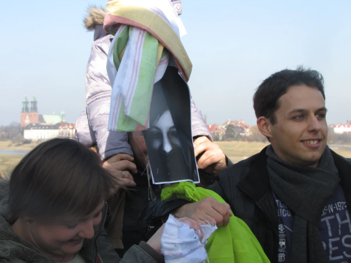 Internauci z Poznania utopili Marzannę. Zimę pożegnali ci sami poznaniacy, którzy w grudniu skrzyknęli się na Facebooku i organizowali wielką śnieżną bitwę na Cytadeli. Marzanna nie chciała jednak zająć się ogniem, co może wróżyć powrót zimy. Zobacz zdjęcia i film.