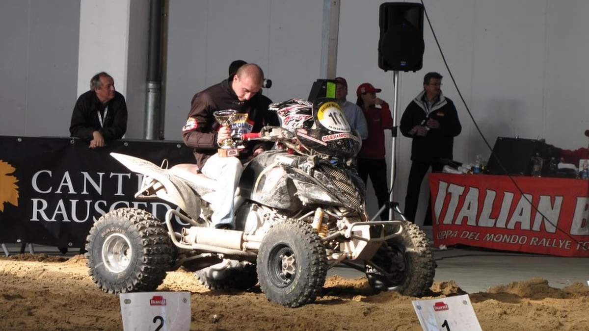 Łukasz Łaskawiec z RMF Caroline Team zwycięzcą Italian Baja w klasyfikacji quadów. Nasz zawodnik pozostawił w tyle całą europejską czołówkę. W klasie samochodów fabrycznych siódme miejsce zajęli Gryszczuk i Marton, a ósme Płuciennik i Krawczyk. Załoga Gryszczuk i Marton okazała się bezkonkurencyjna w klasyfikacji fabrycznych samochodów benzynowych. Płuciennik z Krawczykiem zajęli drugie miejsce.