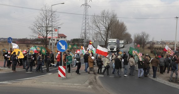 Około stu osób zablokowało w południe skrzyżowanie dróg krajowych nr 16 i 55 na terenie Grudziądza (woj. kujawsko-pomorskie). Protestujący domagają się poprawy opłacalności produkcji rolnej. Kilkudziesięciu rolników blokuje też rondo na drodze krajowej nr 14 w Łowiczu (woj. łódzkie).