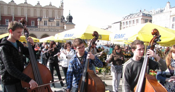 Ponad trzydziestu muzyków zagrało na krakowskim Rynku fragmenty "Czterech pór roku" Vivaldiego. Wybór padł oczywiście na wiosnę. "Każdy instrument jest dobry, żeby budzić wiosnę. Chodzi o radość. Na pewno postaramy się, aby fajnie wypadło" - deklarowali muzycy.