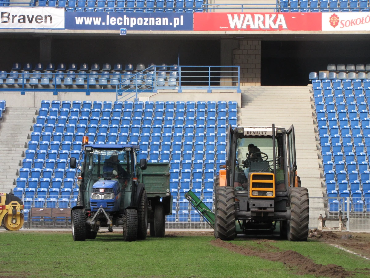 Na Stadionie Miejskim w Poznaniu rozpoczęła się wymiana murawy- piąta w ciągu ostatnich szesnastu miesięcy. Operacja potrwa do 1 kwietnia i będzie kosztowała podatników aż 300 tysięcy złotych. "Murawa nie zdążyła się ukorzenić" - przyznał Grzegorz Szulczyński z firmy obsługującej wymianę murawy.
