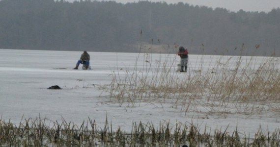 Już wiosna, a jeziora w północno-wschodniej Polsce wciąż skuwa gruby lód. Chociaż wchodzenie na niego staje się coraz bardziej niebezpieczne, to wędkarze twierdzą, że nie mogą się powstrzymać. Nie przeszkadza im nawet to, że przy samych brzegach lodu praktycznie nie ma.