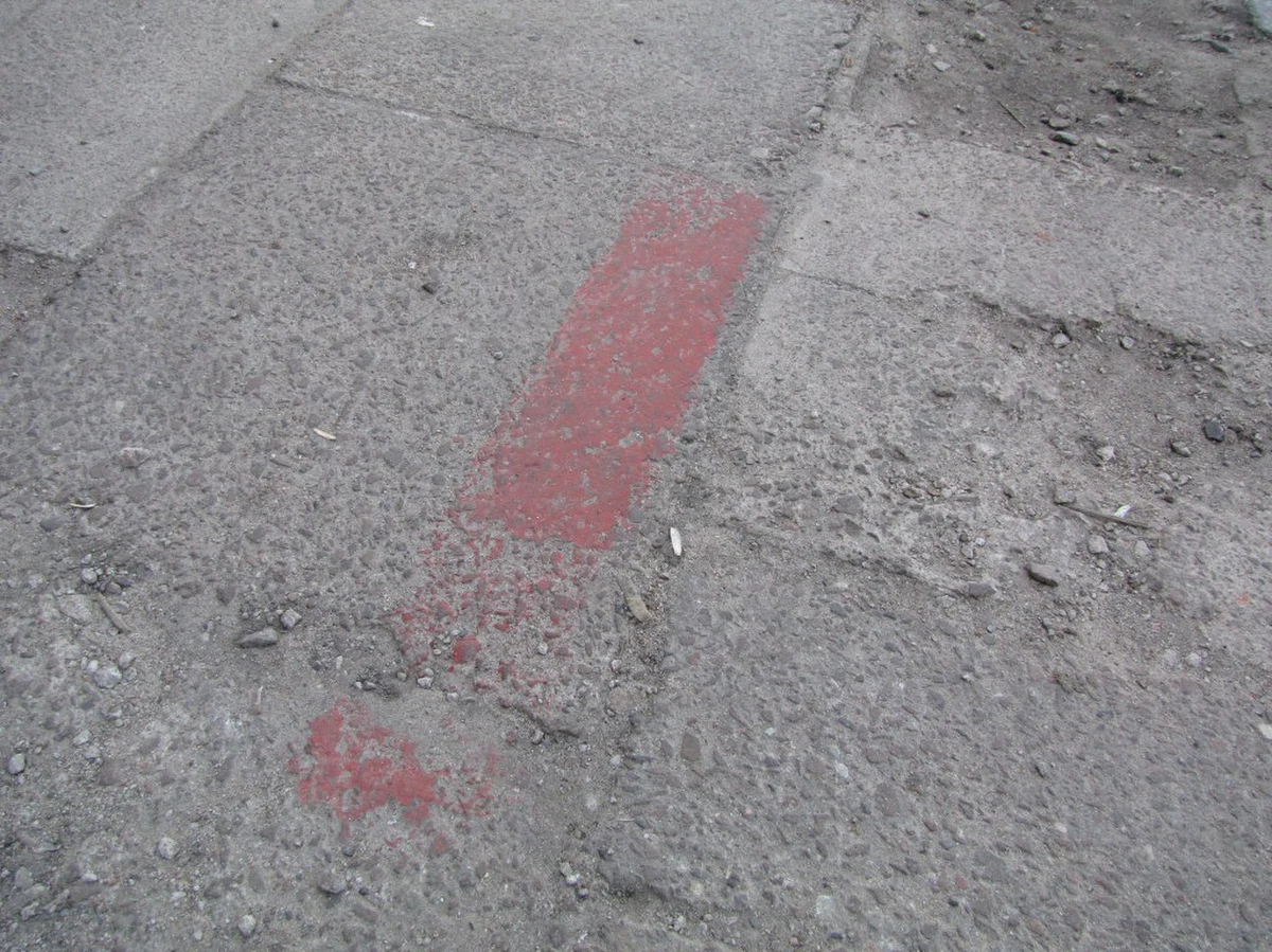 Najnowszy przewodnik po Szczecinie zachęca do wycieczki wzdłuż tajemniczego Czerwonego Szlaku. To 7 kilometrów marszu i 42 obiekty, które warto zobaczyć. Problem w tym, że Czerwony Szlak... zniknął. Oznakowanie trasy - czyli wymalowana na chodnikach czerwona, przerywana linia - od lat nie było poprawiane.