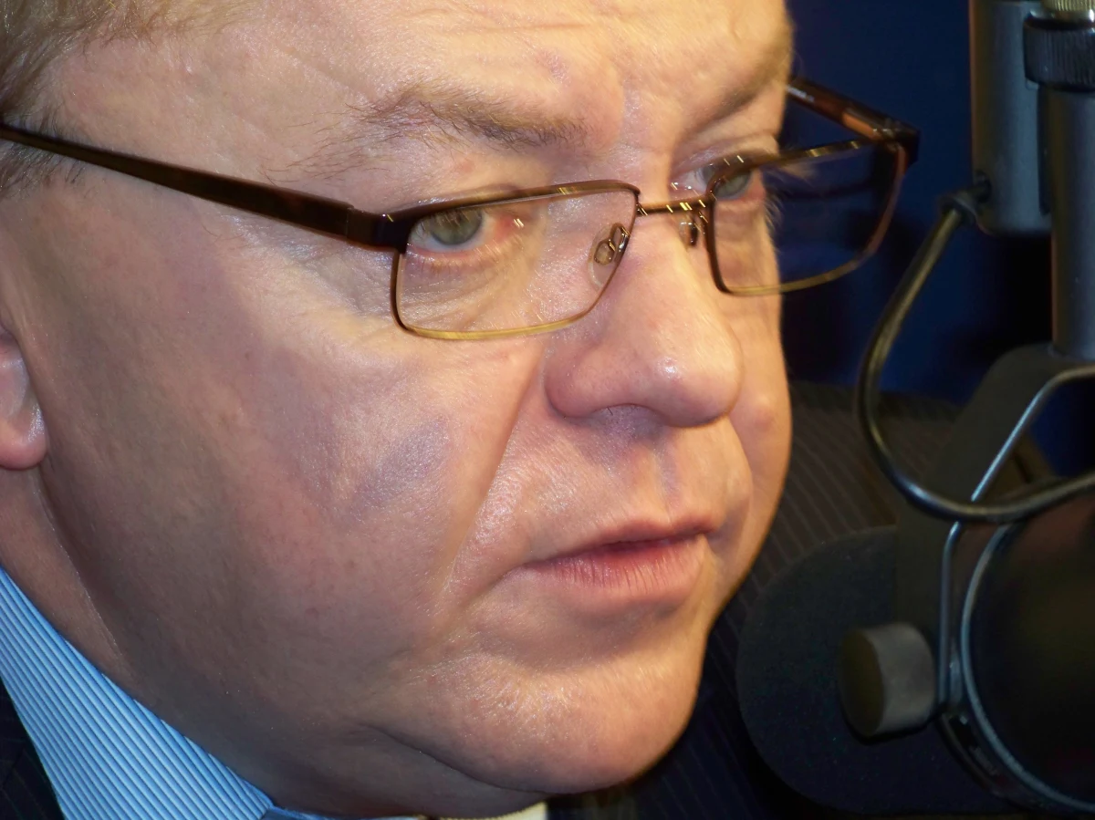 Politycy PO zamieszani w aferę hazardową wyjdą z niej obronną ręką. Zostali przesłuchani jako świadkowie i nie zostaną im postawione zarzuty - pisze "Rzeczpospolita". Gazeta ujawniła aferę hazardową jesienią 2009 r. Dwaj dolnośląscy biznesmeni: Jan Kosek i Ryszard Sobiesiak usiłowali załatwić sobie korzystne zapisy w nowelizacji ustawy hazardowej. 
