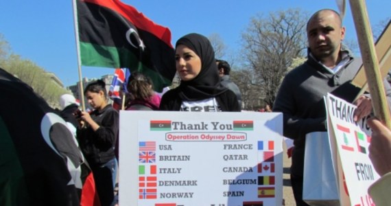 Libijscy imigranci dziękują przed Białym Domem siłom koalicji za interwencję zbroją przeciwko reżimowi Kaddafiego. Wśród nich są także obywatele Syrii i Egiptu, którzy chcą demokratycznych zmian w swoich krajach. Manifestacje odbywają się po trzema hasłami: "Dziękujemy za pomoc Libii", "Świat arabski domaga się demokratycznych zmian","Teraz pora na Syrię".