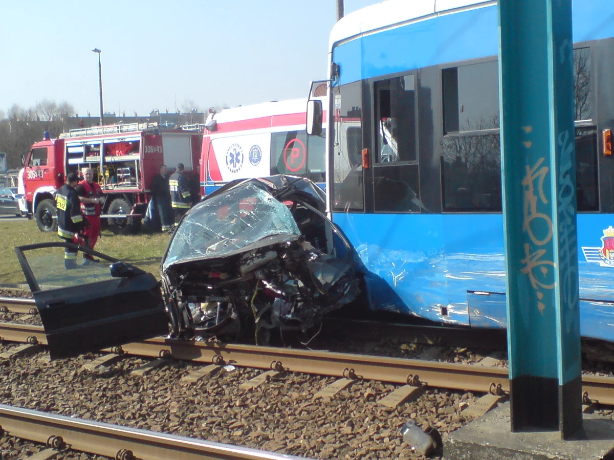 Tramwaj zderzył się z samochodem osobowym na ulicy Witosa w Krakowie. 74-letni kierowca auta zginął. Ruch tramwajowy w stronę dzielnicy Kurdwanów był wstrzymany przez kilka godzin. Zdjęcia z miejsca wypadku przysłał nam na Gorącą Linię RMF FM Jan Potępa.