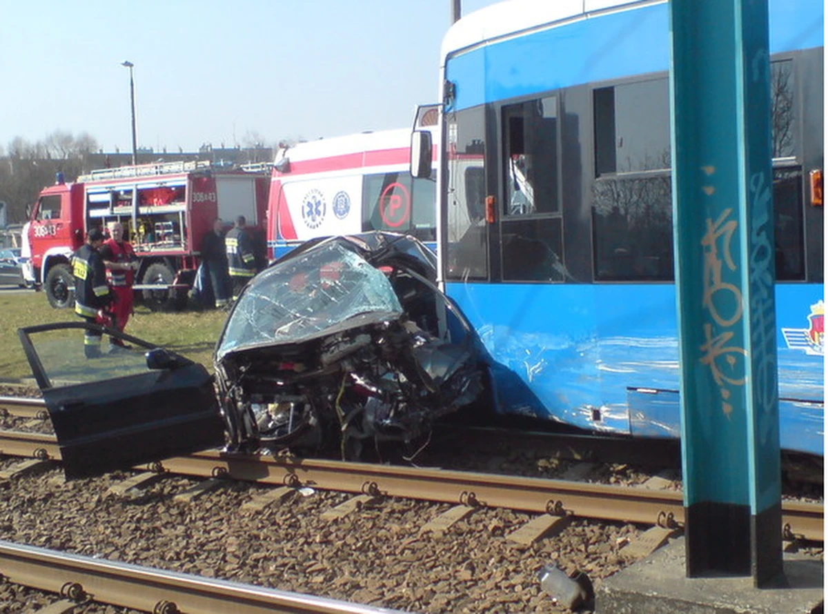 Dopiero wieczorem, po ponad sześciu godzinach udało się w końcu przywrócić ruch tramwajów między ul. Wielicką a osiedlem Kurdwanów w Krakowie. Tramwaje nie jeździły z powodu wypadku w którym zginął 74-letni kierowca samochodu. Zdjęcia z miejsca wypadku przysłał nam na Gorącą Linię RMF FM Jan Potępa.