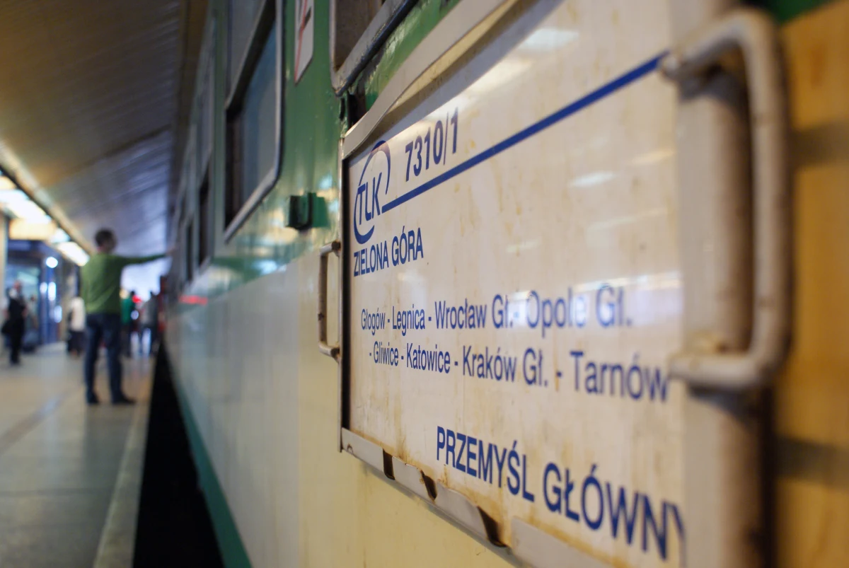 Od miesiąca obowiązuje nowy rozkład jazdy PKP Intercity, z którego zniknęło kilka ważnych połączeń. Zwłaszcza dla tych, którzy muszą rano dojechać do Warszawy, załatwić kilka spraw i wrócić tego samego dnia. Firma twierdzi, że chciałaby, aby te pociągi wróciły na tory od czerwca, ale czy to się uda, zależy podobno wyłącznie od spółki remontującej tory - PKP PLK.