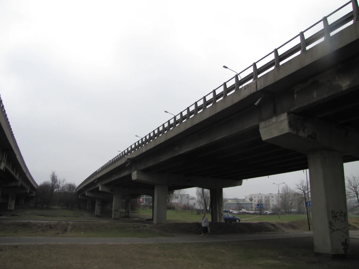 Nadzór budowlany wydłużył Zarządowi Dróg Miejskich w Poznaniu czas na remont estakady na trasie katowickiej, pod warunkiem, że jezdnia zostanie zwężona. Prace mają zostać przeprowadzone do marca przyszłego roku. Droga zbudowana z betonu w latach 70. zaczęła się kruszyć.