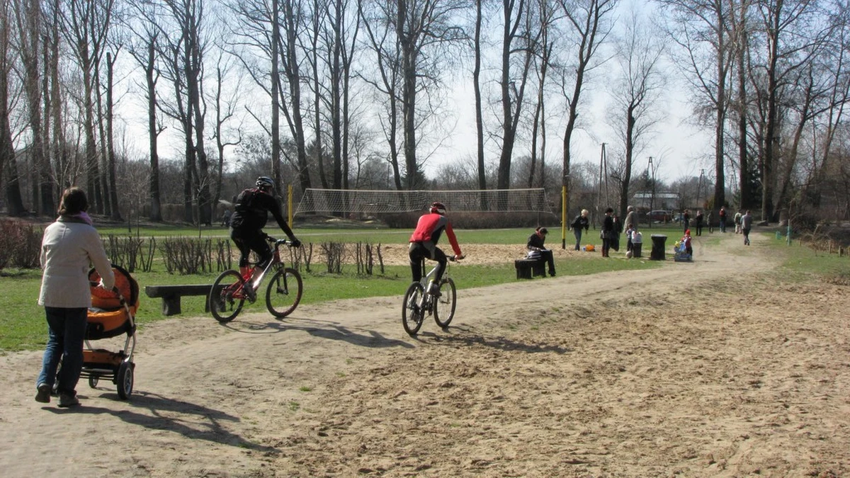 Ponad 22 stopnie Celsjusza, piękne słońce i bezwietrzna pogoda. Tak było w niedzielę między innymi w Toruniu. Nic dziwnego, że ścieżki rowerowe, parki i leśne polany zapełniły się ludźmi, którzy postanowili aktywnie spędzić dzień. Po szarej zimie i deszczowym marcu, pierwsze promienie słońca łowimy bardzo łapczywie.