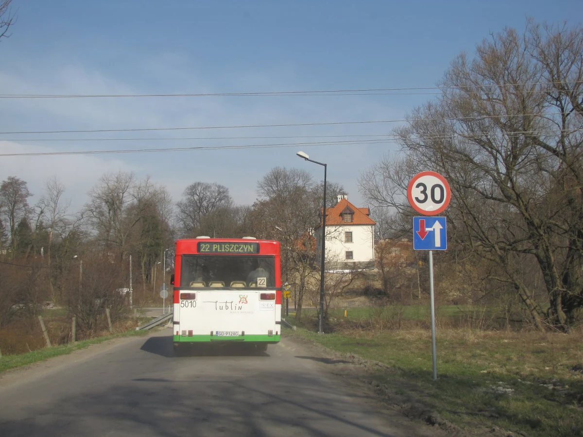 Trasa lubelskiej linii autobusowej nr 22 przebiega przez drogę, na której obowiązuje ograniczenie masy do 8 ton. Sam autobus waży więcej, nie licząc pasażerów. Tym samym kierowcy lubelskiej komunikacji miejskiej regularnie łamią przepisy.