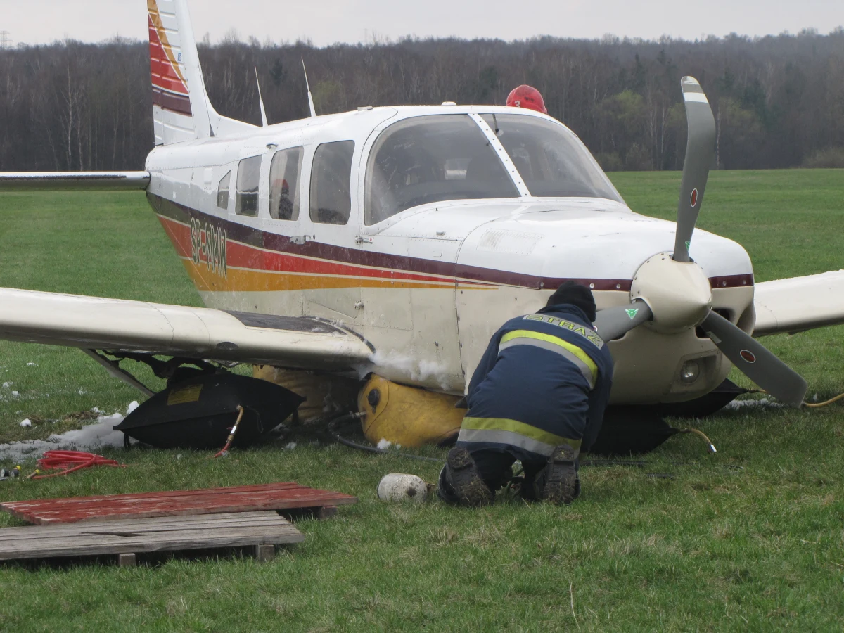 Awaryjne lądowanie małego samolotu na lotnisku "Muchowiec" w Katowicach. W samolocie nie wysunęło się podwozie i pilot musiał lądować bez kół na trawiastym lądowisku. Na pokładzie było 5 osób. Nikomu nic się nie stało.